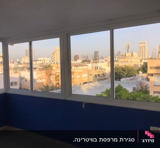 חלונות אלומיניום גדולים עם נוף עירוני